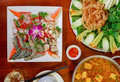 Hải Yến Garden: Hải Yến Garden là một trong những nhà hàng nổi tiếng nhất tại Việt Nam. Với thiết kế sang trọng, phong cách Á - Âu và đặc biệt là thực đơn đa dạng, chắc chắn bạn sẽ có một trải nghiệm tuyệt vời tại đây.